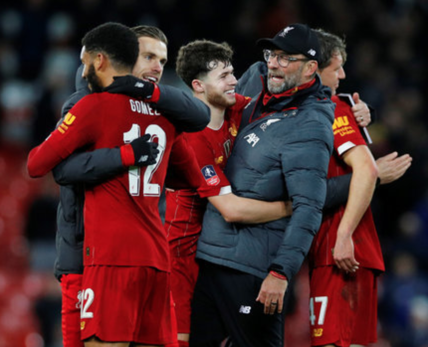 从前的对手再度相遇，博格巴与萨内欧冠相遇赛后寒暄（昔日对手再相逢：博格巴与萨内欧冠赛后寒暄）