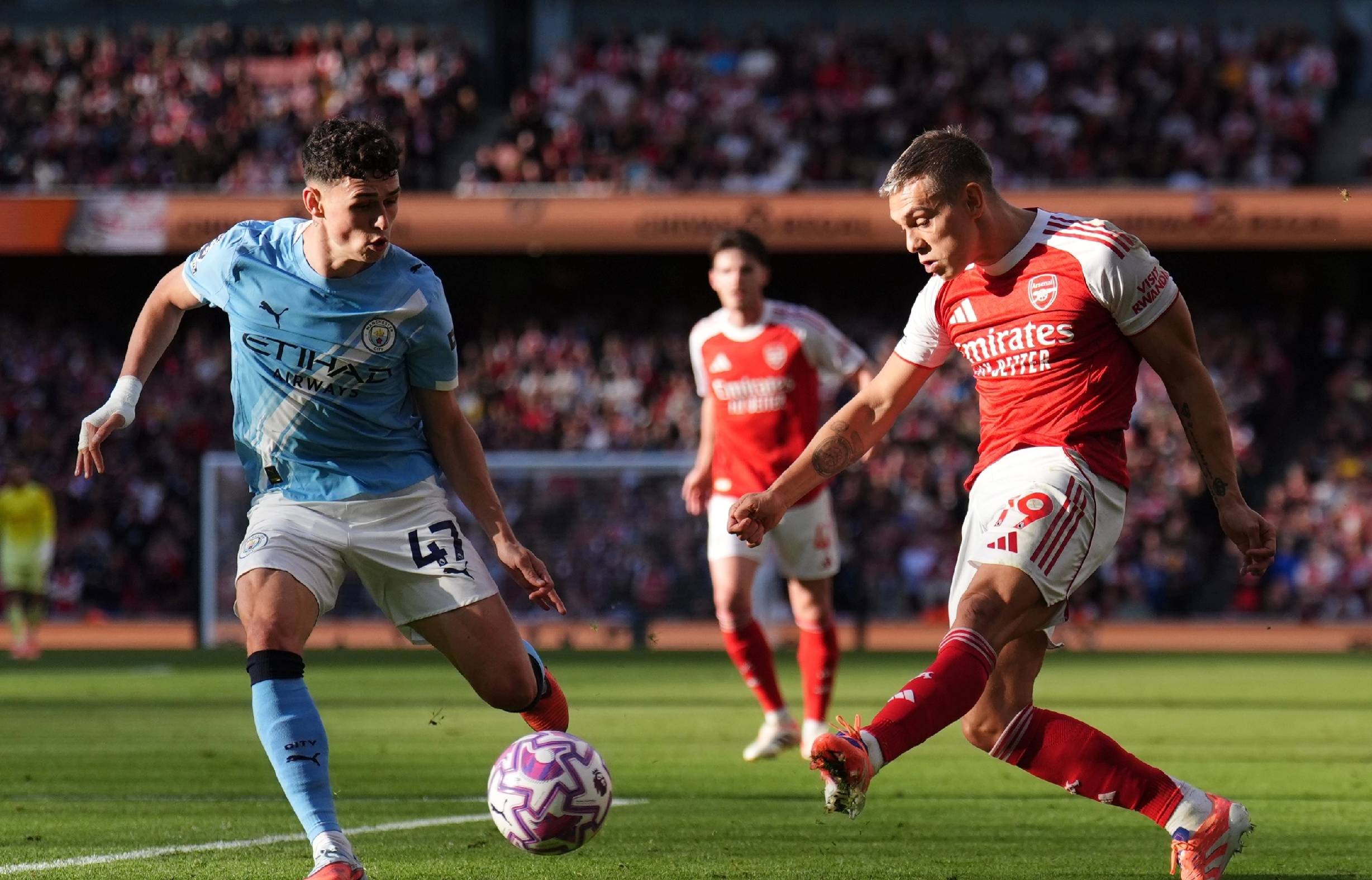 多队争抢顶级射手场面激烈（多队竞逐顶级射手 竞争白热化）