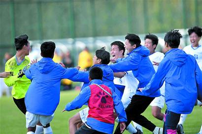 “陈泽杯”冠军昨晚激烈角逐 选手bbFps成功夺冠 获110万元奖金 一战成名 赛后妈妈也包饺子为他祝贺（陈泽杯决赛鏖战落幕，bbFps加冕冠军揽获110万元奖金，一战成名，母亲赛后包饺子庆祝）