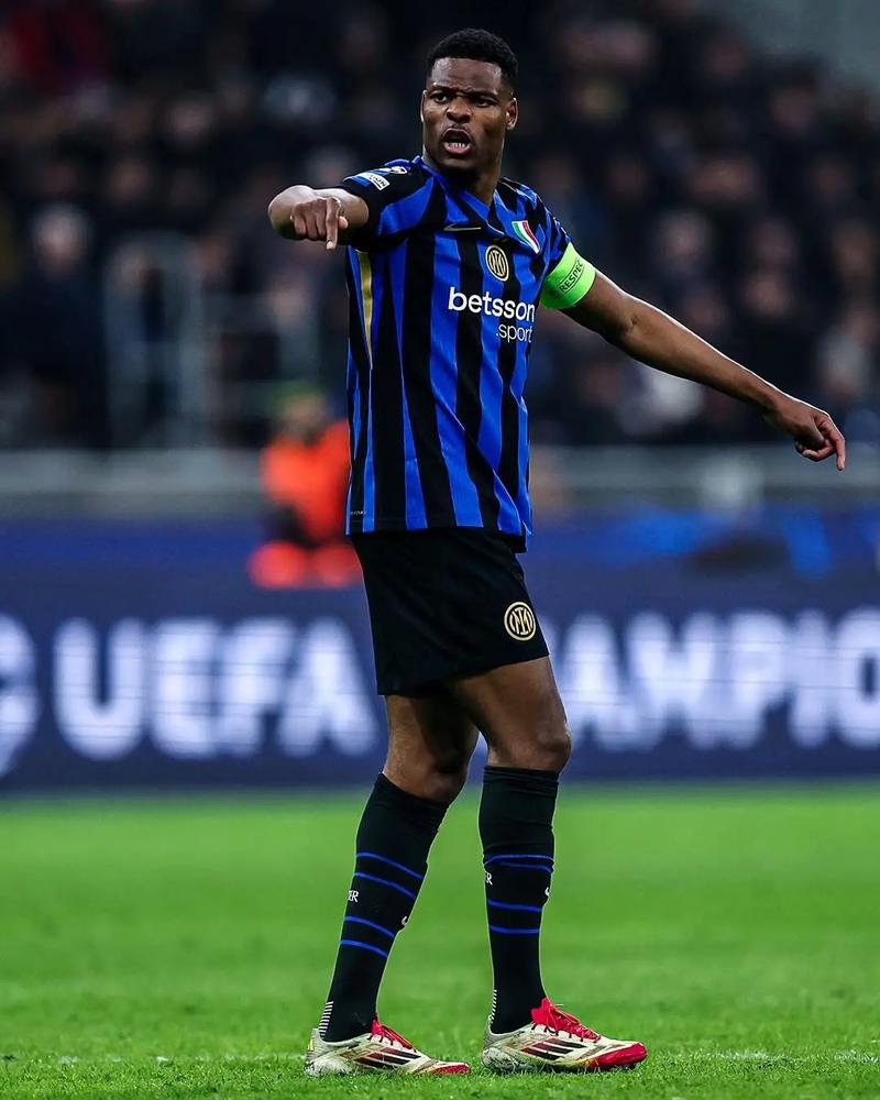 沙特联战报：本泽马破门，十人吉达联合2-1利雅得体育（沙特联赛战报：本泽马建功，十人吉达联合2-1击败利雅得体育）