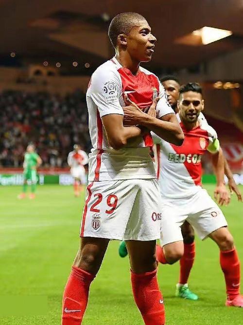 扑点+6次扑救，迈尼昂当选与国米一役米兰队内最佳球员（扑出点球并完成6次扑救，迈尼昂获评米兰德比队内最佳球员）