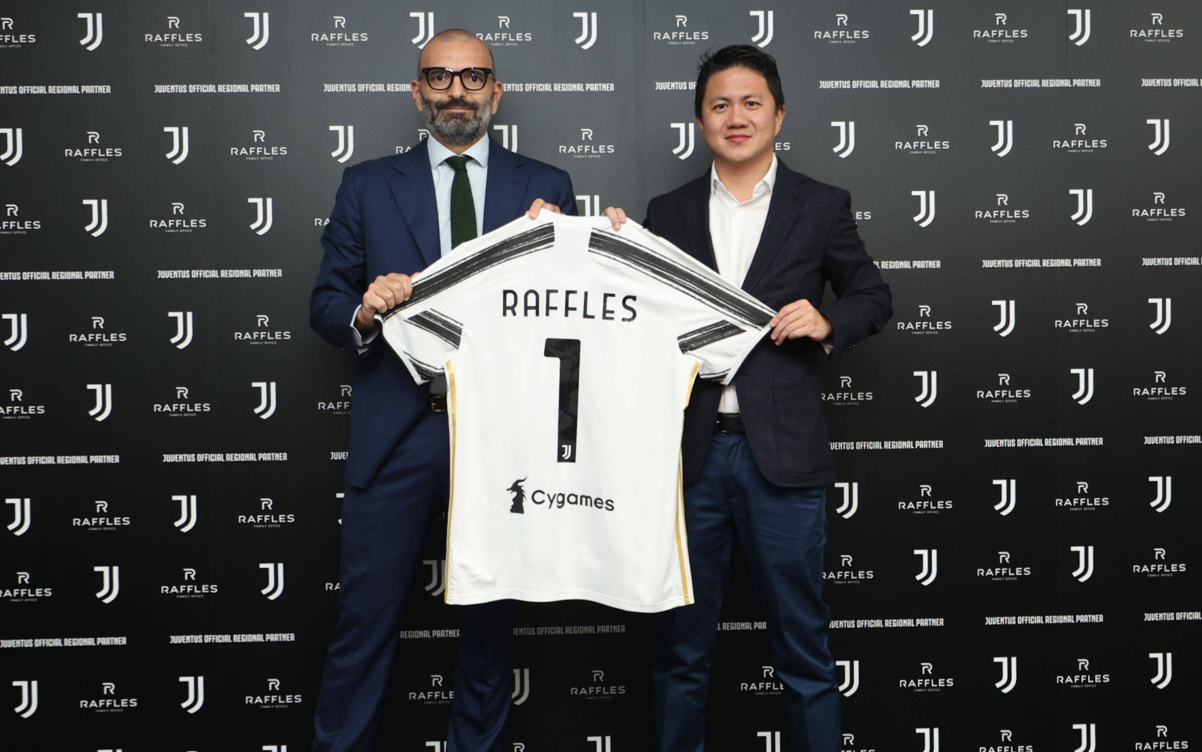 欧冠决赛用球谍照：包含白+深紫，灵感来自举办城市布达佩斯（欧冠决赛用球曝光：白+深紫配色，灵感源于布达佩斯）