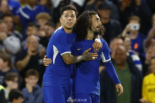 博涅克：莱万是过去二三十年里世界上最好的九号球员（博涅克：莱万是近二三十年来足坛最出色的中锋）