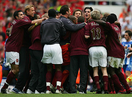 足球巴萨后防大将伤缺四周，主帅表情凝重（巴萨后防核心伤停四周，主帅神情严峻）