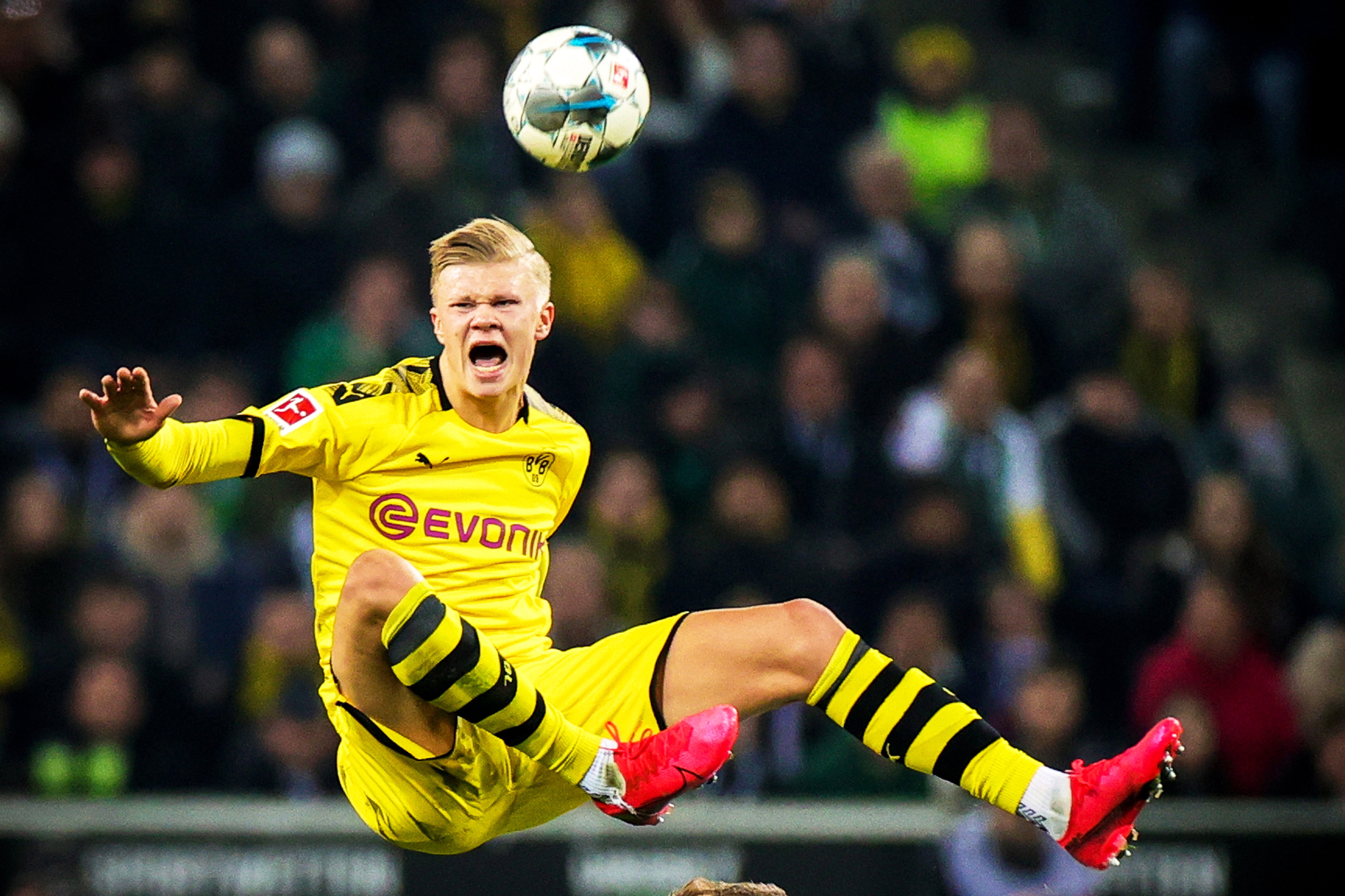 欧冠联赛战术分析：曼联攻防策略（欧冠战术解读：曼联攻守之道）