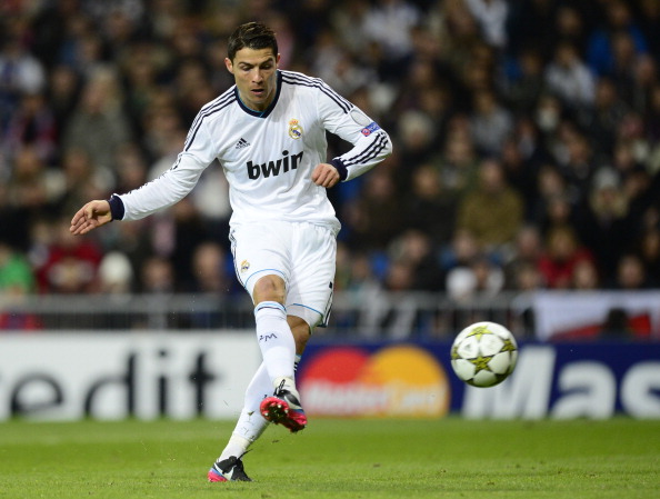 球星突破防线送出制胜球（球星强突防线打进制胜一球）