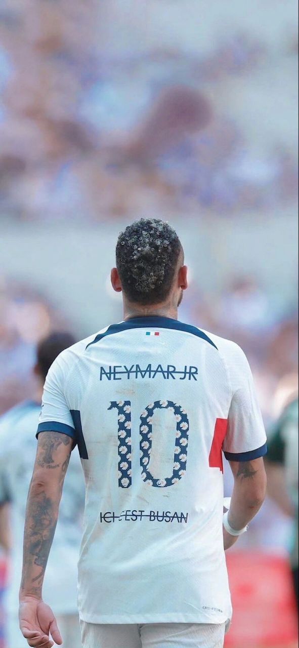 志愿者们用耐心细致的陪伴、温暖有力的援手，为参赛运动员提供全方位保障（志愿者以细致陪伴与温暖援助，为参赛运动员保驾护航）