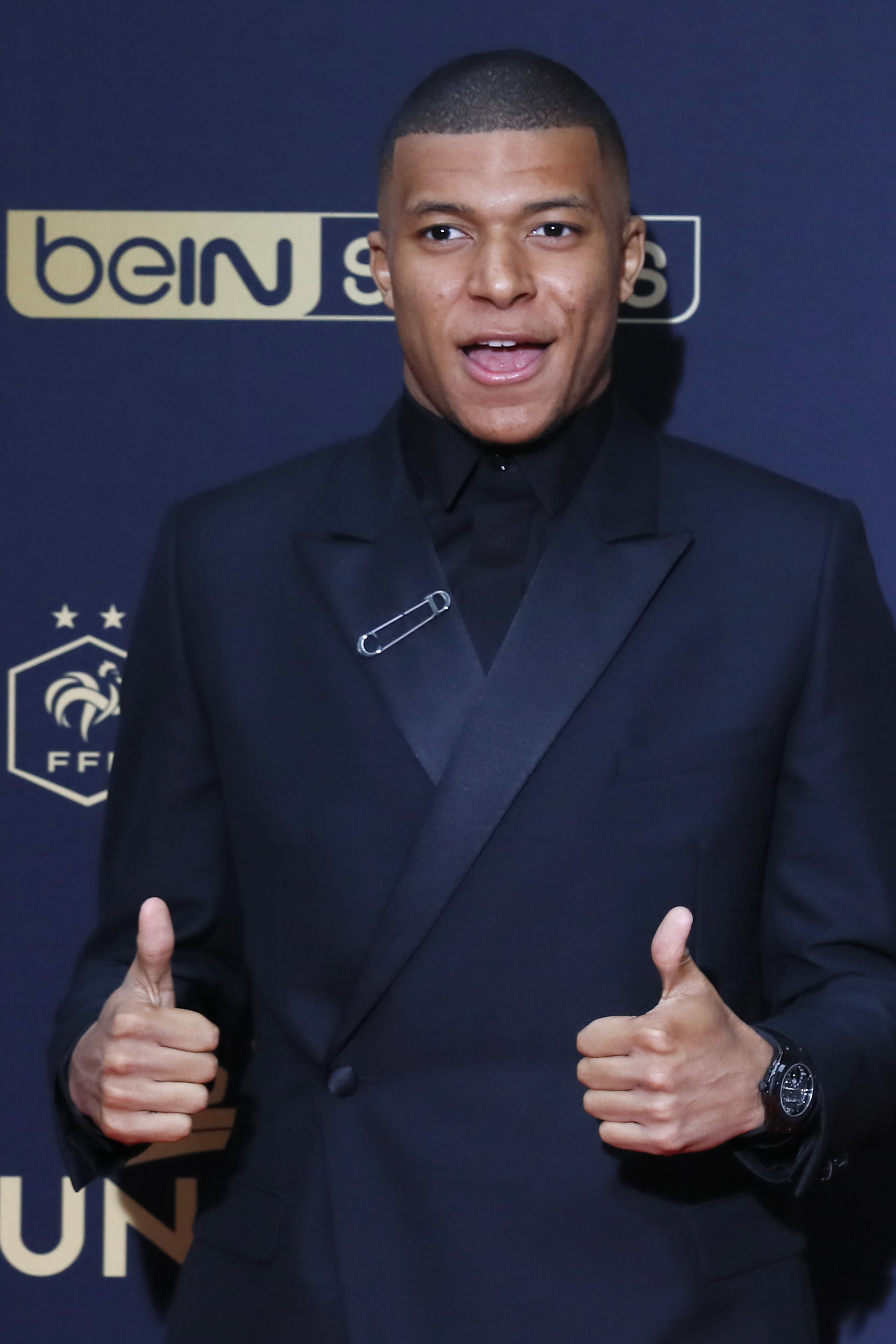 篮球勇士球星训练加量，备战强度升级（勇士球星加码训练，备战强度再升级）