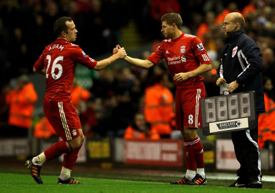 篮球湖人球迷制作大型海报欢迎队内新援（湖人球迷以巨幅海报欢迎新援加盟）