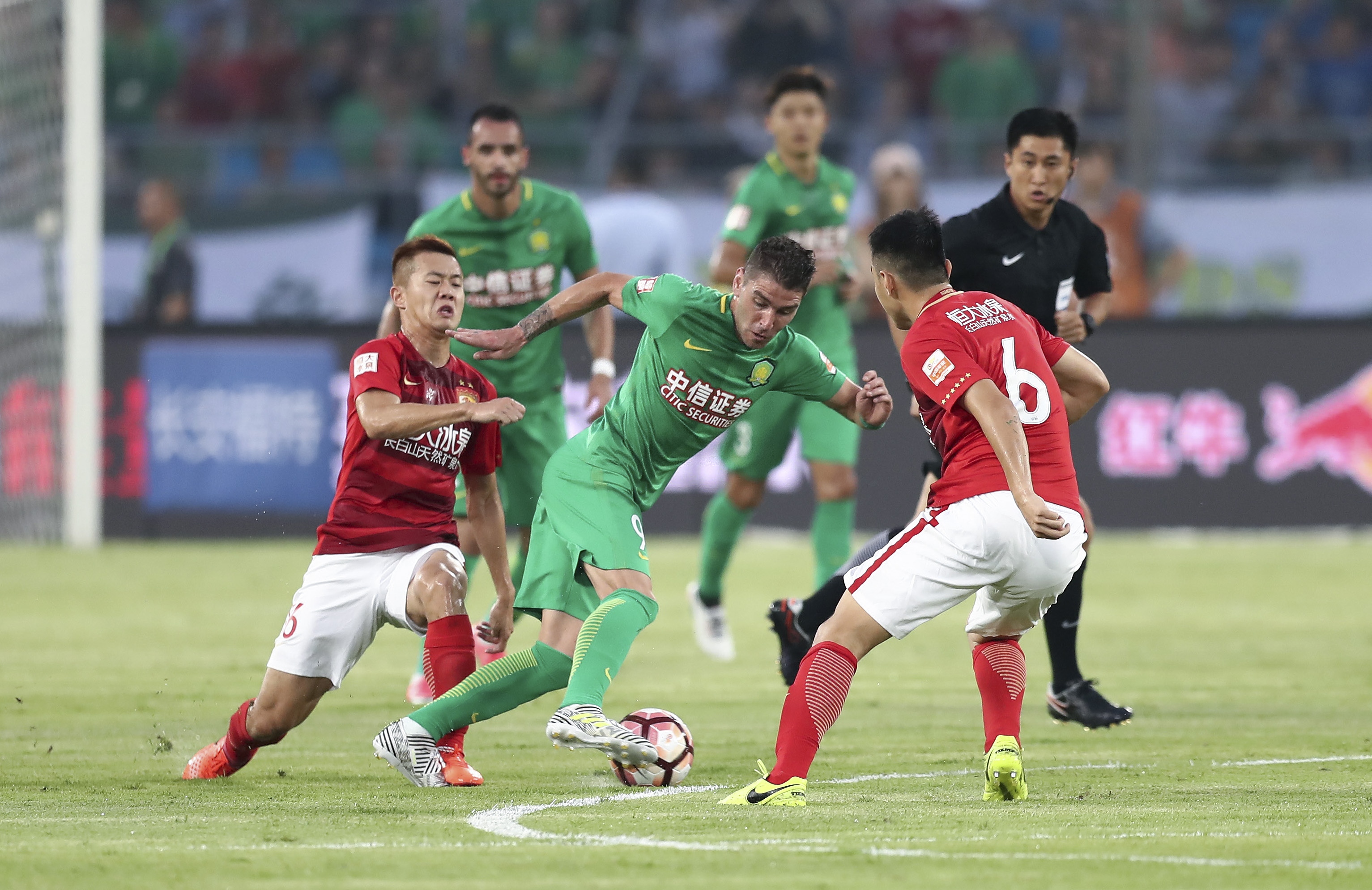 津门虎将在11月16日举办年票球迷开放日活动，共100个名额（津门虎11月16日举行年票球迷开放日，限额100人）